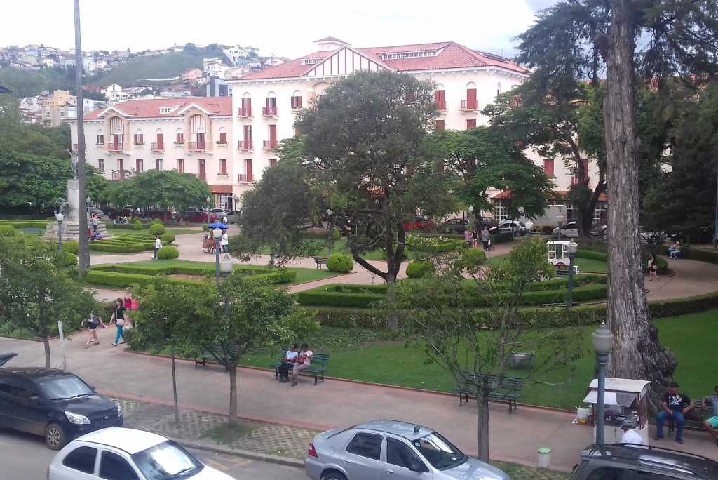 Assim como as principais ruas do centro, a Praça Pedro Sanches já está toda recupeprada