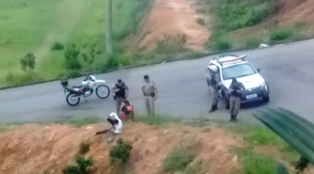 Vídeo mostra homens rolando barranco após possível ordem de militares 