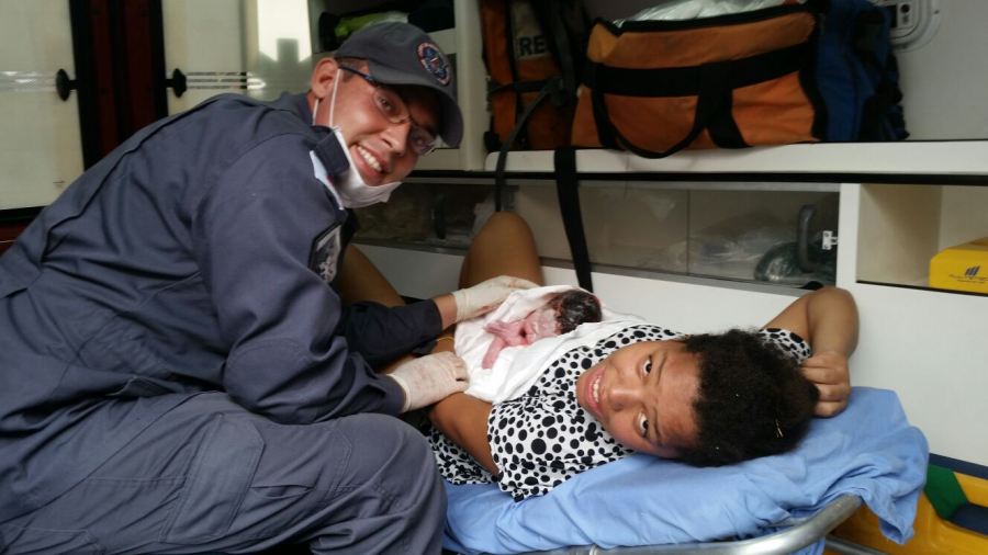 Pequena Lavínia nasceu dentro da ambulância do Corpo de Bombeiros