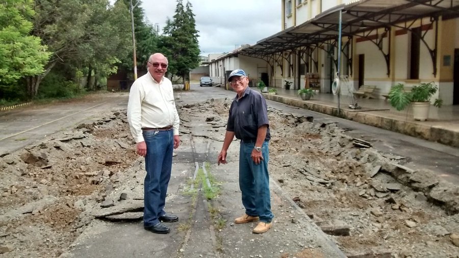 Ex-ferroviário ajuda na retirada dos equipamentos