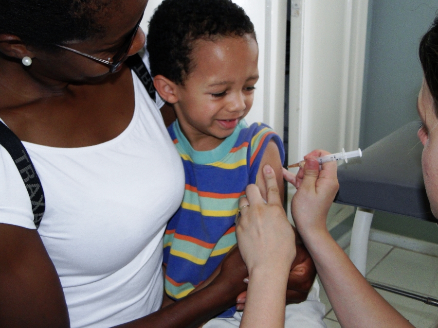 Vacinas estão disponíveis nas 17 salas de vacinas da cidade
