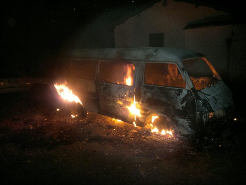 Veículo foi destruído pelas chamas - foto Corpo de Bombeiros