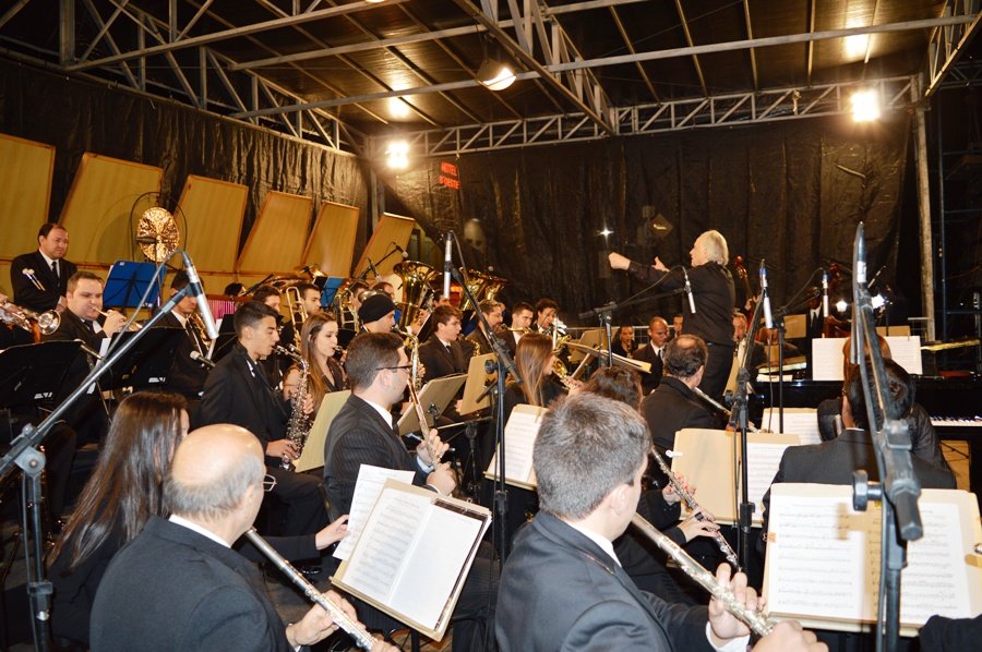 Banda sinfônica se apresentou no Julhofest, sob a regência do maestro João Carlos Martins