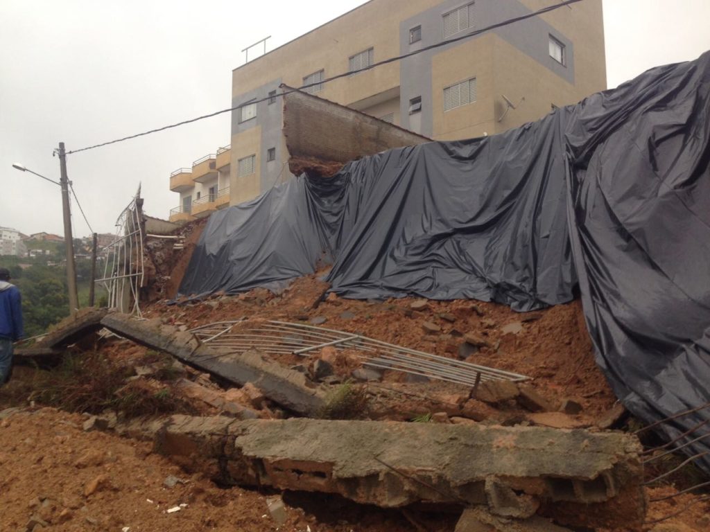 Bombeiros e Defesa Civil orientaram a cobrir o barranco para evitar novos desabamentos