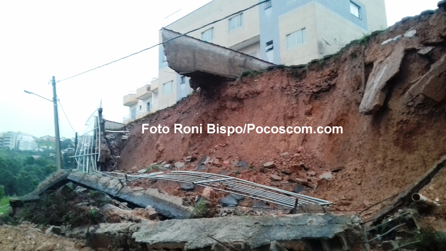 Barranco encharcou e derrubou muro e interditou a rua - foto Roni Bispo/ Pocoscom.com