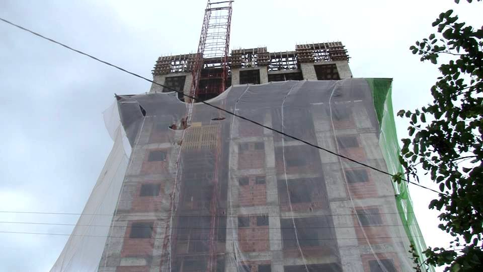 Carpinteiro caiu do 5º andar do prédio em construção - foto redes sociais